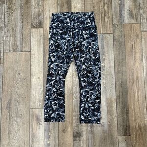 EUC lululemon athletica crop leggings